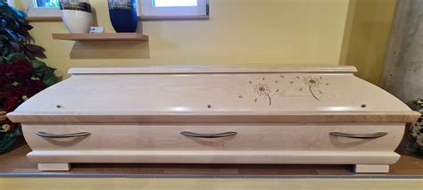 Gestalteter Sarg für Sternenkinder-Bestattung mit blauen Tönen und goldenen Sternen