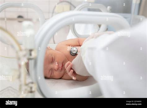 Neugeborenes Baby in einer Inkubator-Station