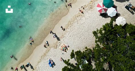 Symbolbild eines Wartezimmers mit vielen Menschen