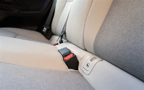 Detailaufnahme eines Isofix-Entriegelungshebels