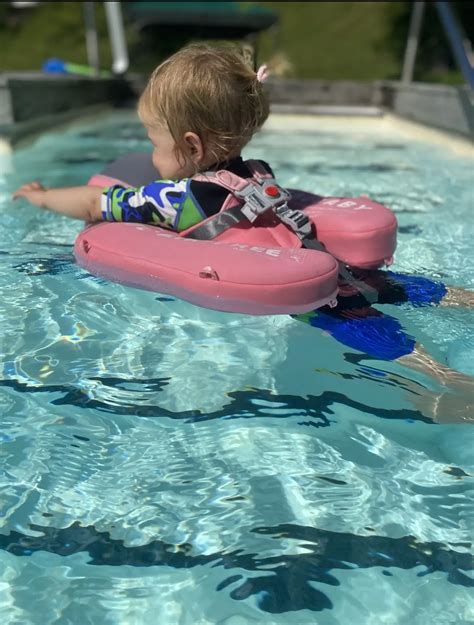 Kleinkind mit Schwimmhilfe im Wasser
