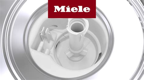 Detailansicht der Miele Waschmaschine mit geöffneter Klappe für die Ablaufpumpe und dem herausgenommenen Laugenfilter.