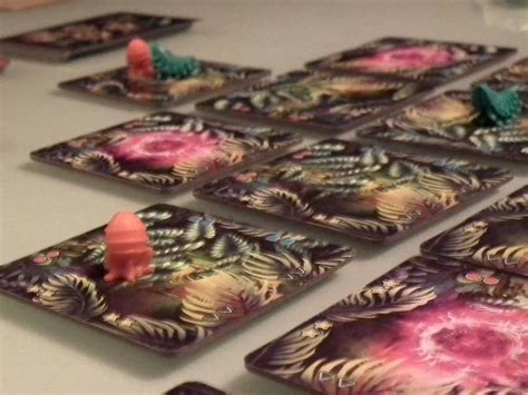 Detailaufnahme des Materials des Fußsacks, die das Fleece-Innenfutter und die wasserabweisende Außenschicht zeigt.