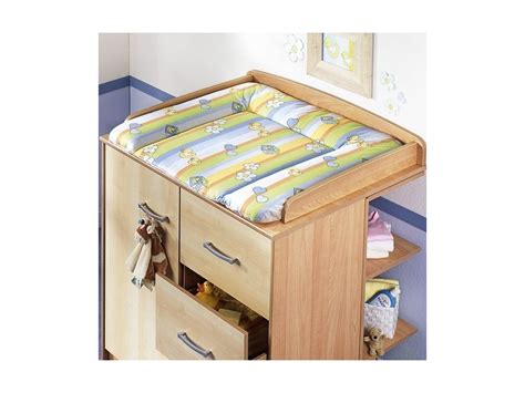 Eine detaillierte Ansicht der Alvi Wickelauflage, die den erhöhten Rand, die weiche Polsterung und das Material des Bezugs hervorhebt.