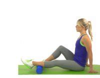 Faszienmassage der Wade mit einer Rolle