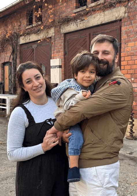 Darstellung eines Säuglings, der seine Umwelt aufmerksam wahrnimmt