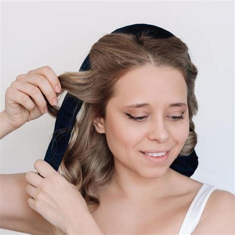 Frau mit über Nacht geformten Locken, die aus einem Haarbandoberteil herausragen.