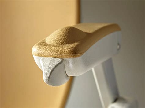 Detailaufnahme des ergonomischen Griffs in Lederoptik