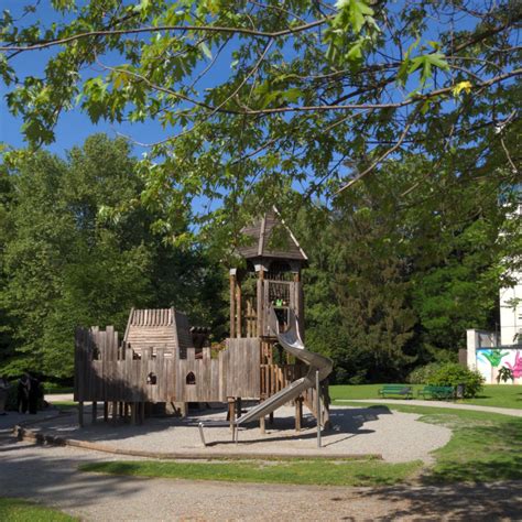 Spielplatz im Hofgarten mit Blick auf die Burg