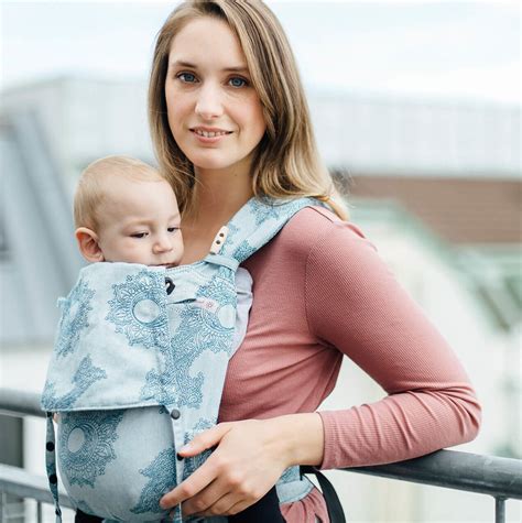 Illustration einer Fräulein Hübsch Mei Tai Babytrage in Gebrauch, die die korrekte Anhock-Spreiz-Haltung des Babys zeigt.