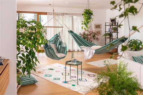 Illustration verschiedener Arten von Babysitzen und Hängematten für Fahrradanhänger, mit Hervorhebung der Sicherheitsmerkmale und Komfortfunktionen.