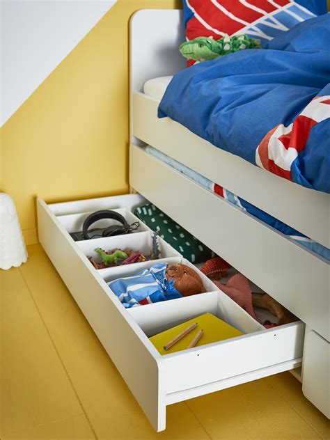 ein ausziehbares IKEA Juniorbett (z.B. SLÄKT) in einem Kinderzimmer