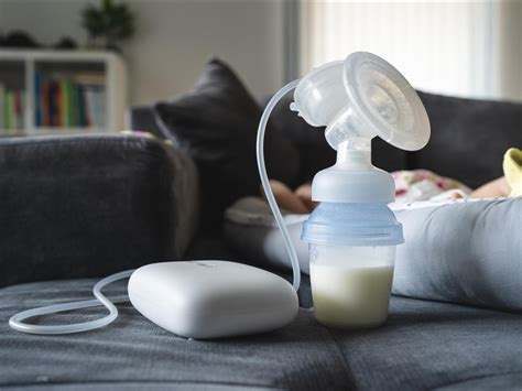 Eine Auswahl an modernen elektrischen Milchpumpen