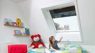 Foto: Verdunkelungsrollo am Fenster eines Kinderzimmers