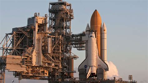 Die imposante Startrampe des Space Shuttles in Cape Canaveral mit dem Vehicle Assembly Building im Hintergrund.
