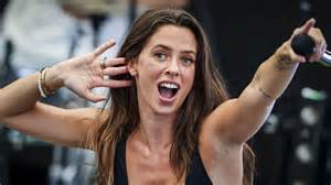 Vanessa Mai im Gespräch mit einem Gast in ihrer YouTube-Show 