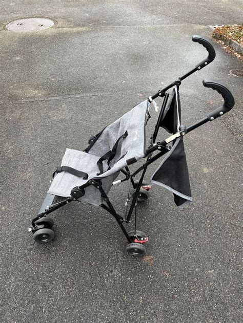 Detailaufnahme der vier Kunststoff-Doppelräder des Safety 1st Peps Buggys, die Wendigkeit in der Stadt ermöglichen.