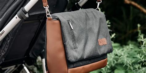 Detailaufnahme der Kinderwagenbefestigung der Teutonia Wickeltasche Helsinki