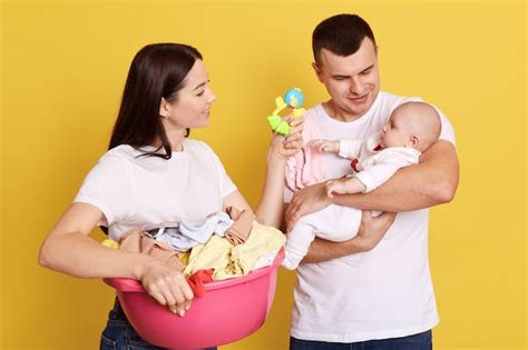 Ein symbolisches Bild von Eltern, die sich liebevoll um ihr Baby kümmern