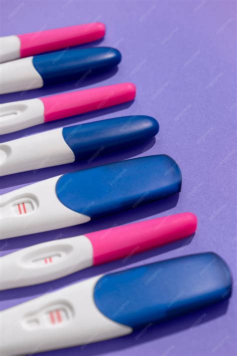 Beispielhafte Darstellung eines positiven Schwangerschaftstests mit einer schwachen Linie
