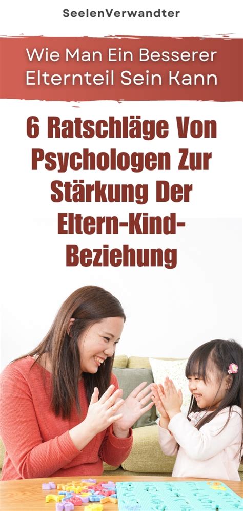 Elternteil erklärt einem Kleinkind, wie man sanft streichelt, anstatt zu hauen