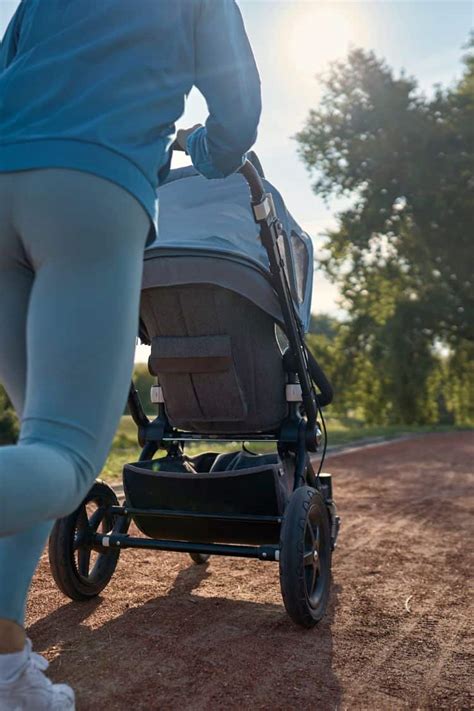 Illustration eines modernen Kinderbuggys mit Kind