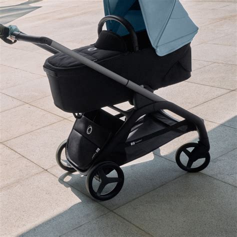 Illustration des Bugaboo Donkey Breezy Sonnendachs, das am Kinderwagen befestigt ist, mit Fokus auf das luftdurchlässige Material.