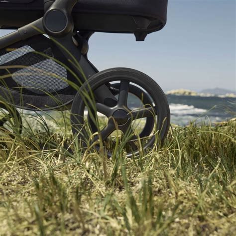 Explosionszeichnung des Bugaboo Donkey Kinderwagens, die die verschiedenen Komponenten und ihre Befestigungspunkte zeigt.