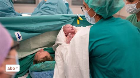 Hebamme betreut eine Gebärende