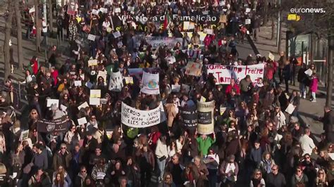 Demonstration von Hebammen für bessere Arbeitsbedingungen