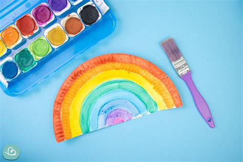 Vorlage für einen Regenbogen aus Pappe, auf den Windel-gefüllte Socken geklebt werden