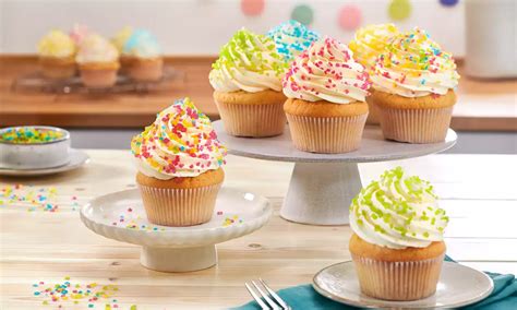 Babybodys kunstvoll zu Cupcakes arrangiert in einer Muffinform