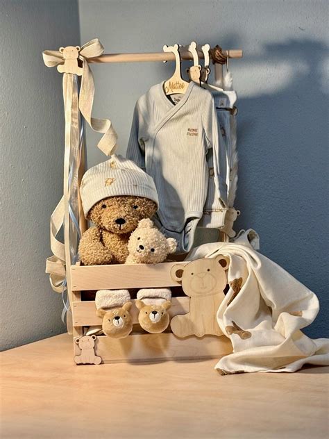 Selbstgebauter Kleiderschrank aus einer Holzkiste mit Rundstäben für Kleidung