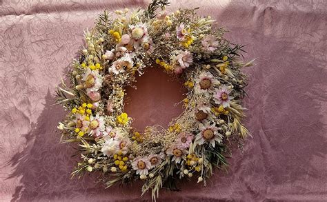 Eine dekorative Wolke aus getrockneten Blumen als Wanddekoration