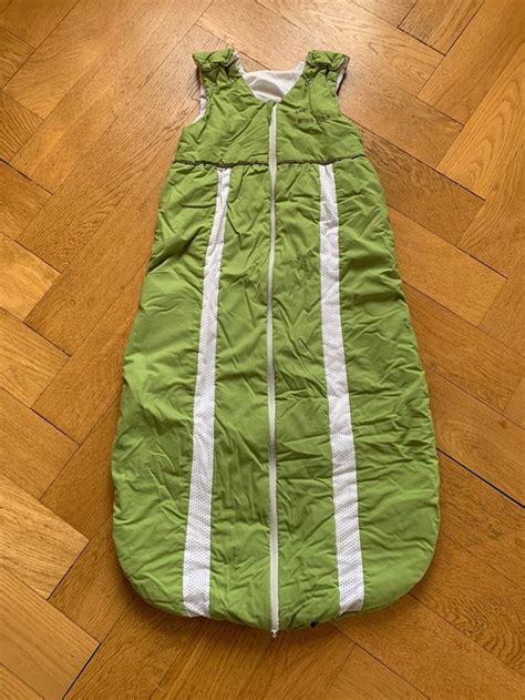 Kind schläft zufrieden in einem Odenwälder Schlafsack