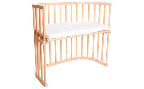 Illustration, die die verschiedenen Erweiterungsmöglichkeiten eines babybay® Beistellbetts zeigt (Stubenwagen, Laufstall, Hochstuhl, Kinderbett).