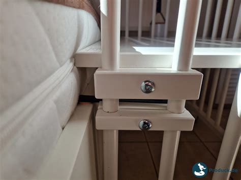 Nahaufnahme der Befestigungswinkel eines babybay® Beistellbetts, die die werkzeuglose Montage verdeutlichen.
