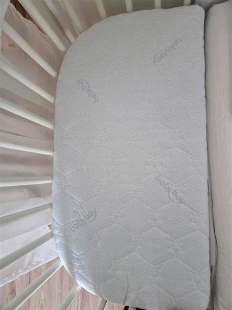 Collage aus verschiedenen babybay® Zubehörteilen wie Matratzen, Nestchenschlangen und Schlafsäcken.