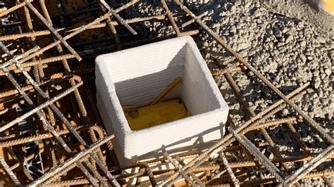 Detailaufnahme des abnehmbaren Doppeltabletts mit Aussparungen für Teller und Becher