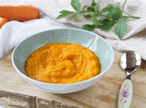 Illustration eines Babys, das neugierig Gemüsebrei probiert