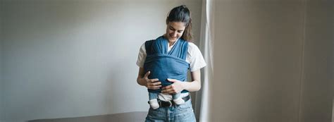 Schema zur korrekten Haltung eines Babys im Tragetuch zur Gewährleistung freier Atemwege