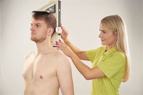 Infografik mit Anleitungen zur korrekten Messung von Körpergröße und Gewicht bei Kindern