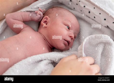 Nahaufnahme eines Babys, das mit den Händen weiche Kartoffelstücke isst.
