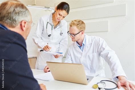 Ärzte beraten ein Paar über Kinderwunschtherapie