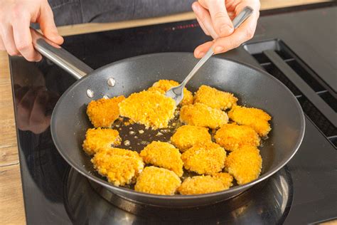 Collage verschiedener Hähnchenzubereitungen für Babys und Kleinkinder (Frikadellen, Nuggets, Pfanne)