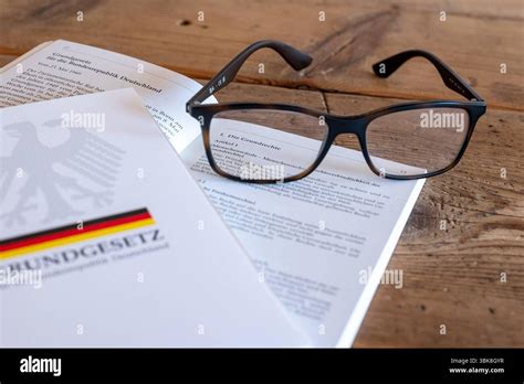 Symbolische Darstellung des Grundgesetzes mit einem Fokus auf Familie