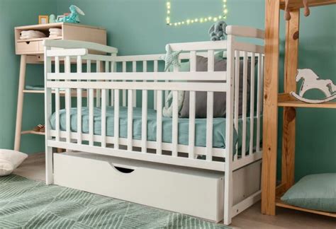 Beispiel für ein modernes Babybett mit sicheren Gitterstäben