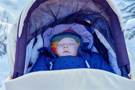 Baby in einem Autositz, das warm eingepackt ist