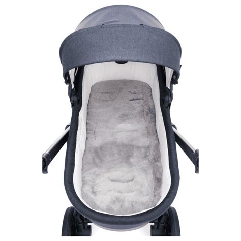 Baby in einem Kinderwagen mit Lammfelleinlage und Decke