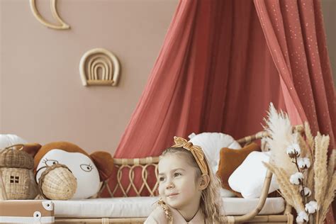 Illustration einer gemütlichen Schlafumgebung für Kinder mit gedämpftem Licht und Spielzeug